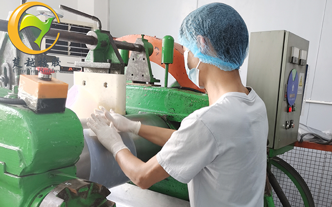 氟膠O型圈原料打料裁邊